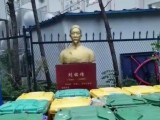 民族英雄雕像，被垃圾桶包围！
