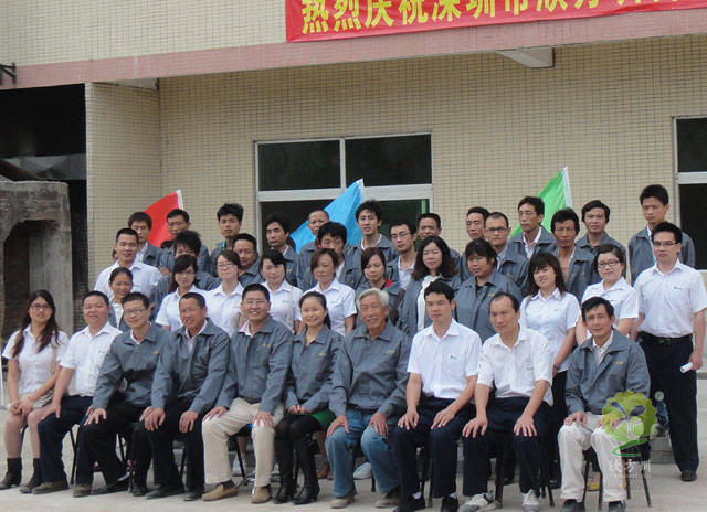 垃圾桶工厂员工合影