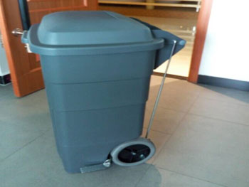 封闭式塑料垃圾桶主图